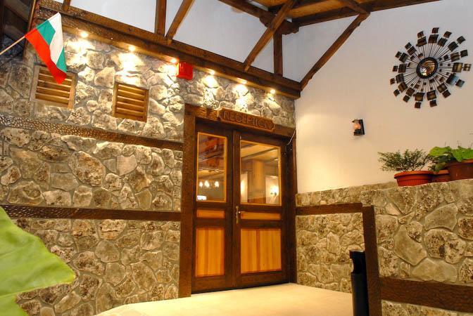 Hotel Pirinski Han - Old Adjev Han 桑丹斯基 外观 照片